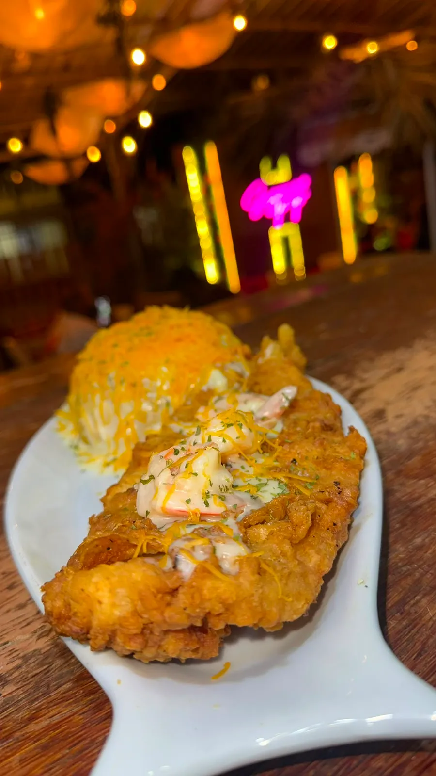 Pechuga empanizada en salsa cremosa de camarones, con arroz al queso.