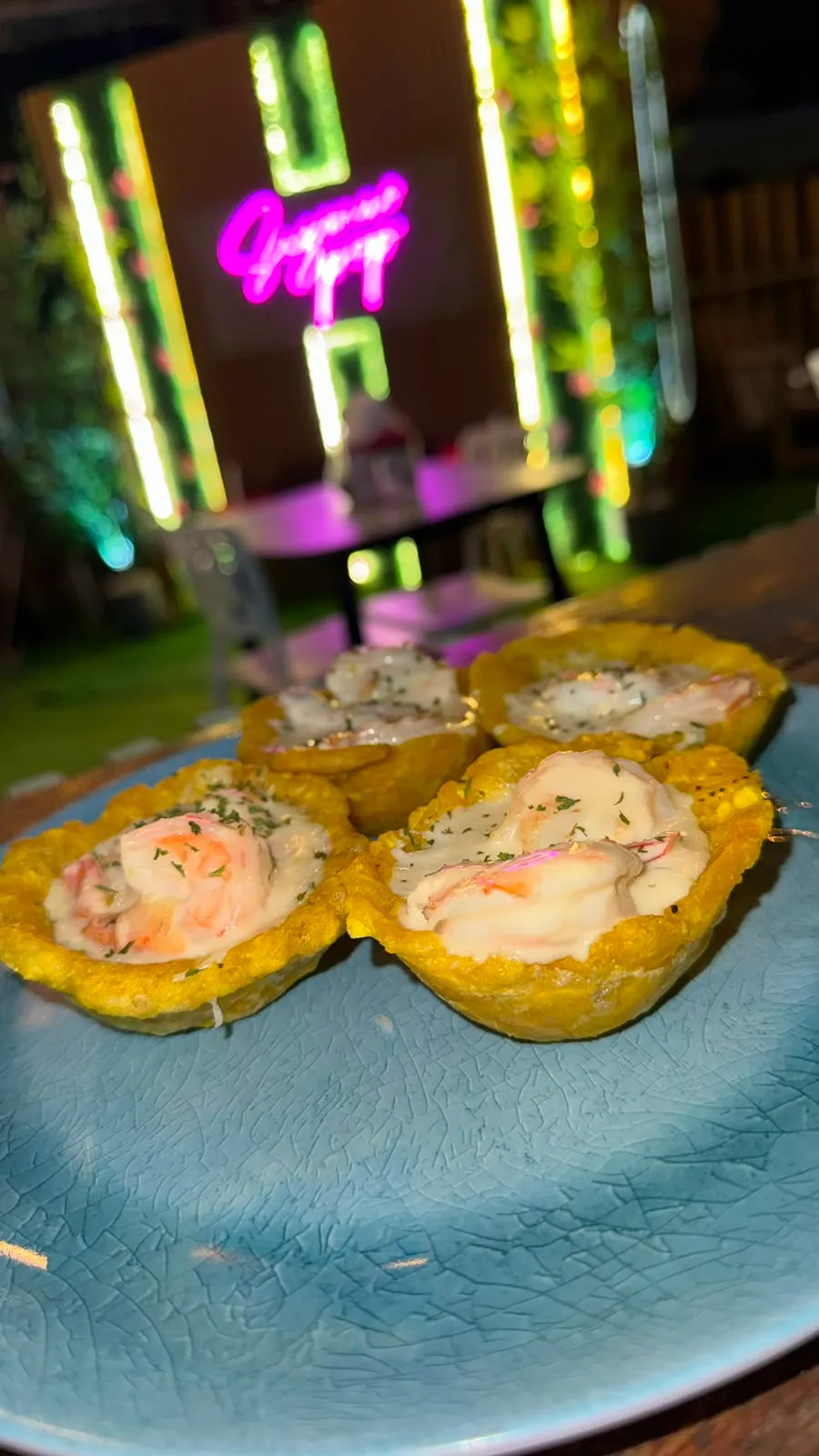 Tostones rellenos de camarones en salsa cremosa.
