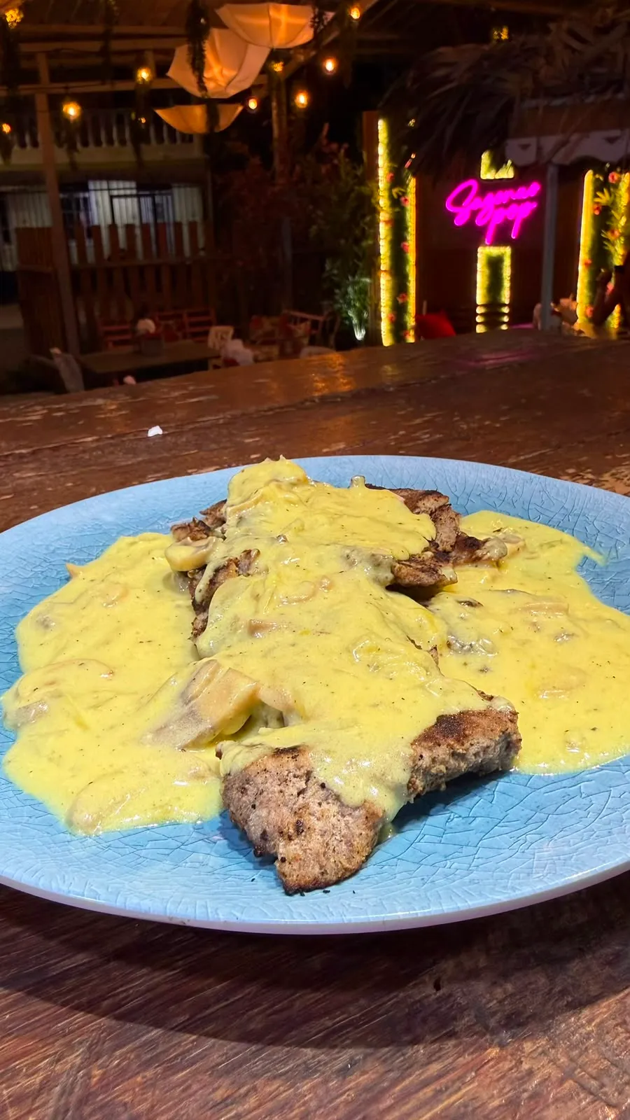 Carne a la parrilla en salsa cremosa de champiñones.