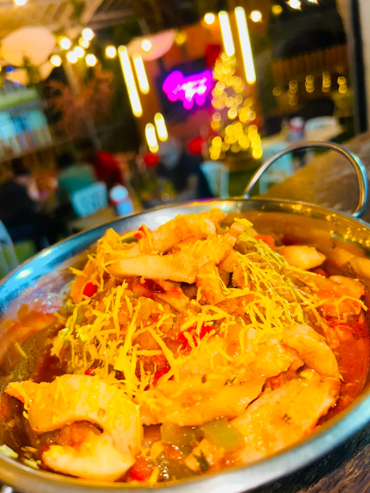 Camarones guisados con queso, servidos en cazuela.