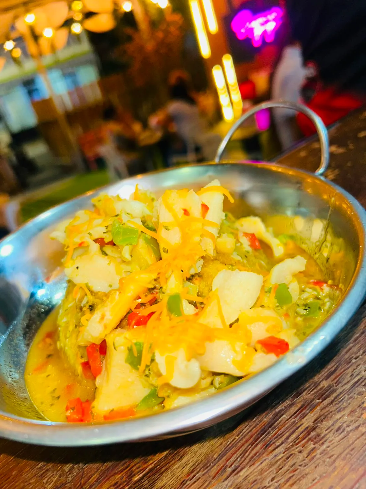 Cazuela de pescado y vegetales en salsa cremosa con queso.