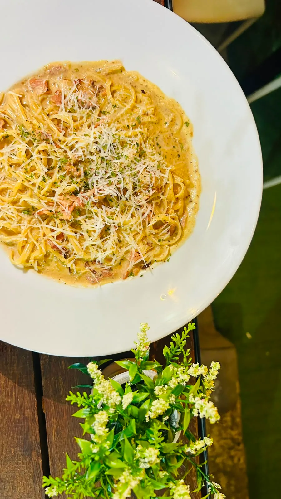 Pasta carbonara con tocineta y queso parmesano.