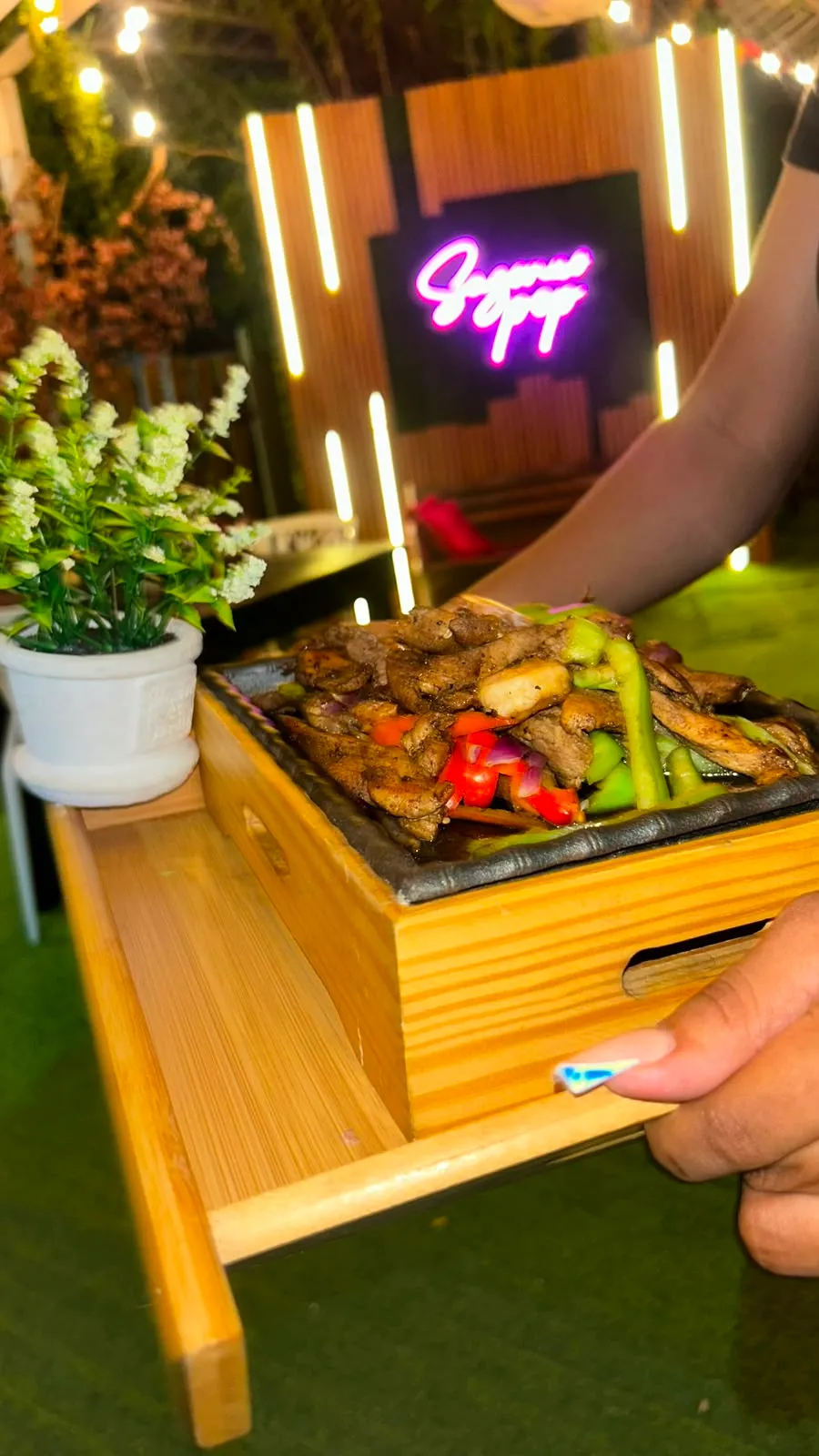 Salteado de carne y vegetales servido en piedra caliente.