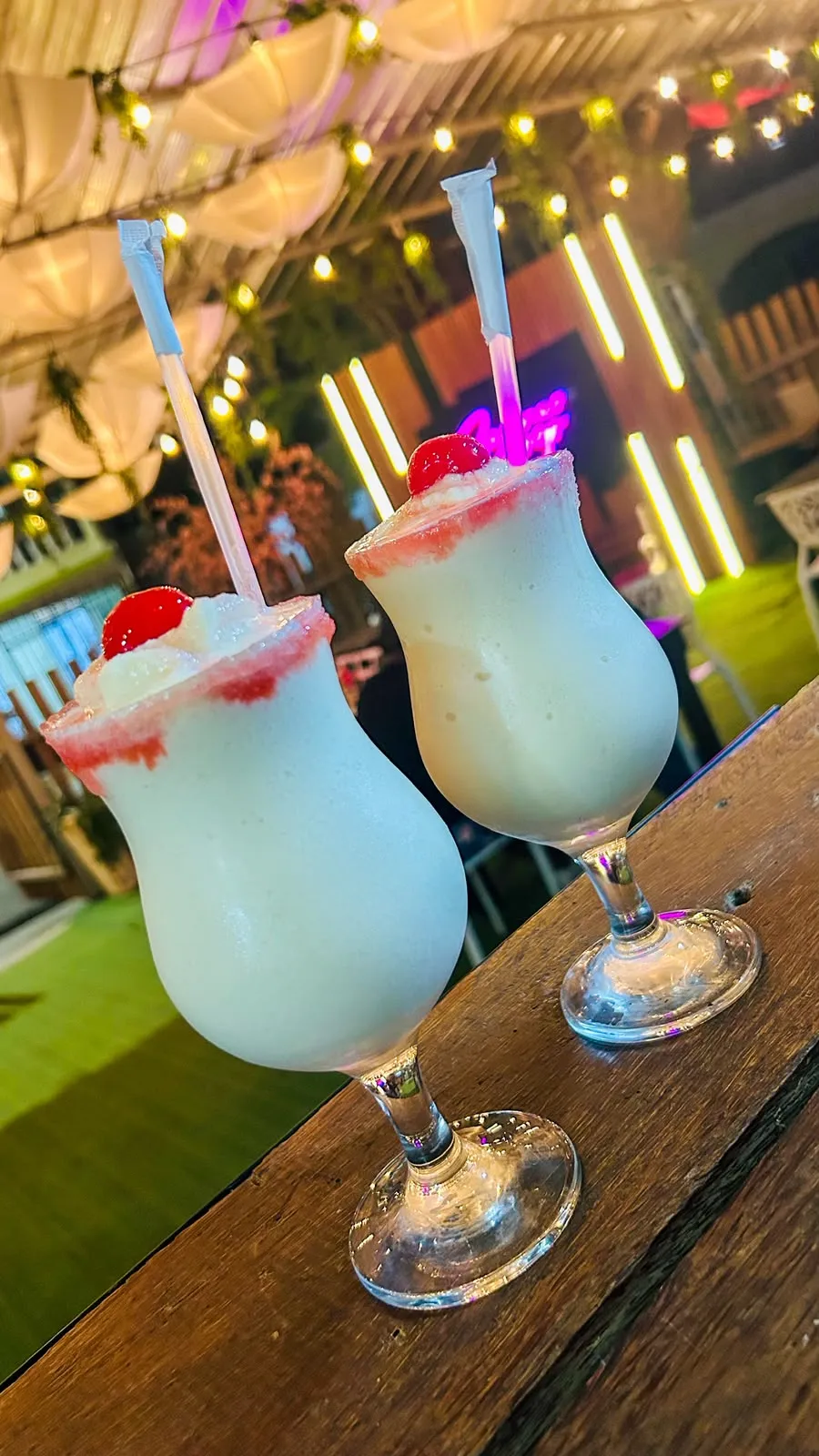 Piña colada cremosa con cereza.