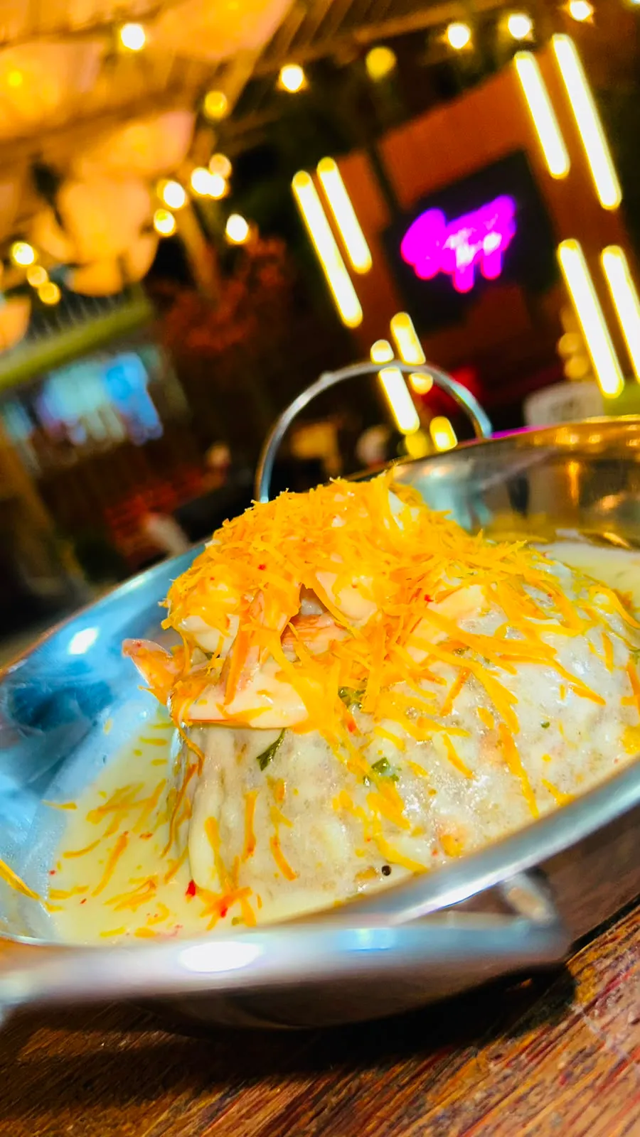 Cazuela cremosa de mariscos coronada con queso.