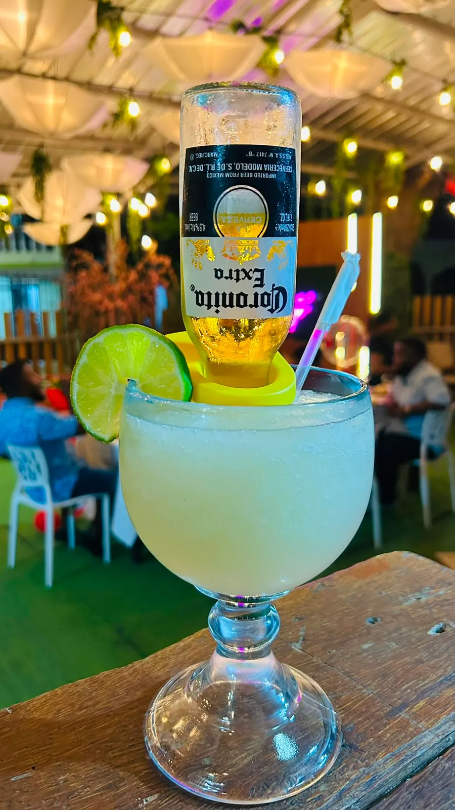 Coronarita, una limonada frozen coronada con una Coronita.