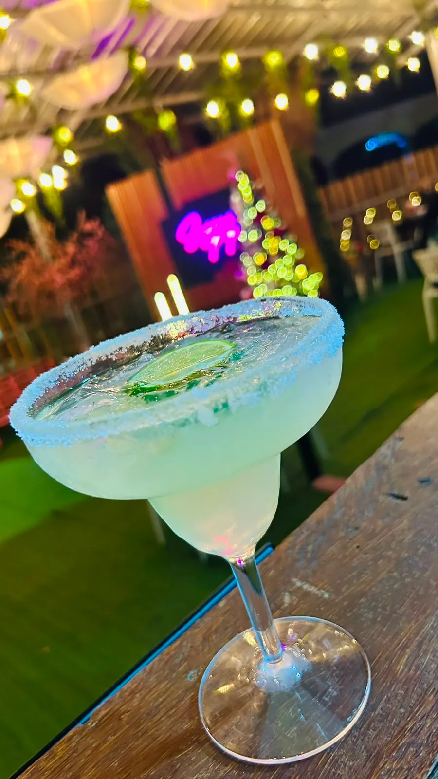 Margarita con borde de sal y rodaja de limón.