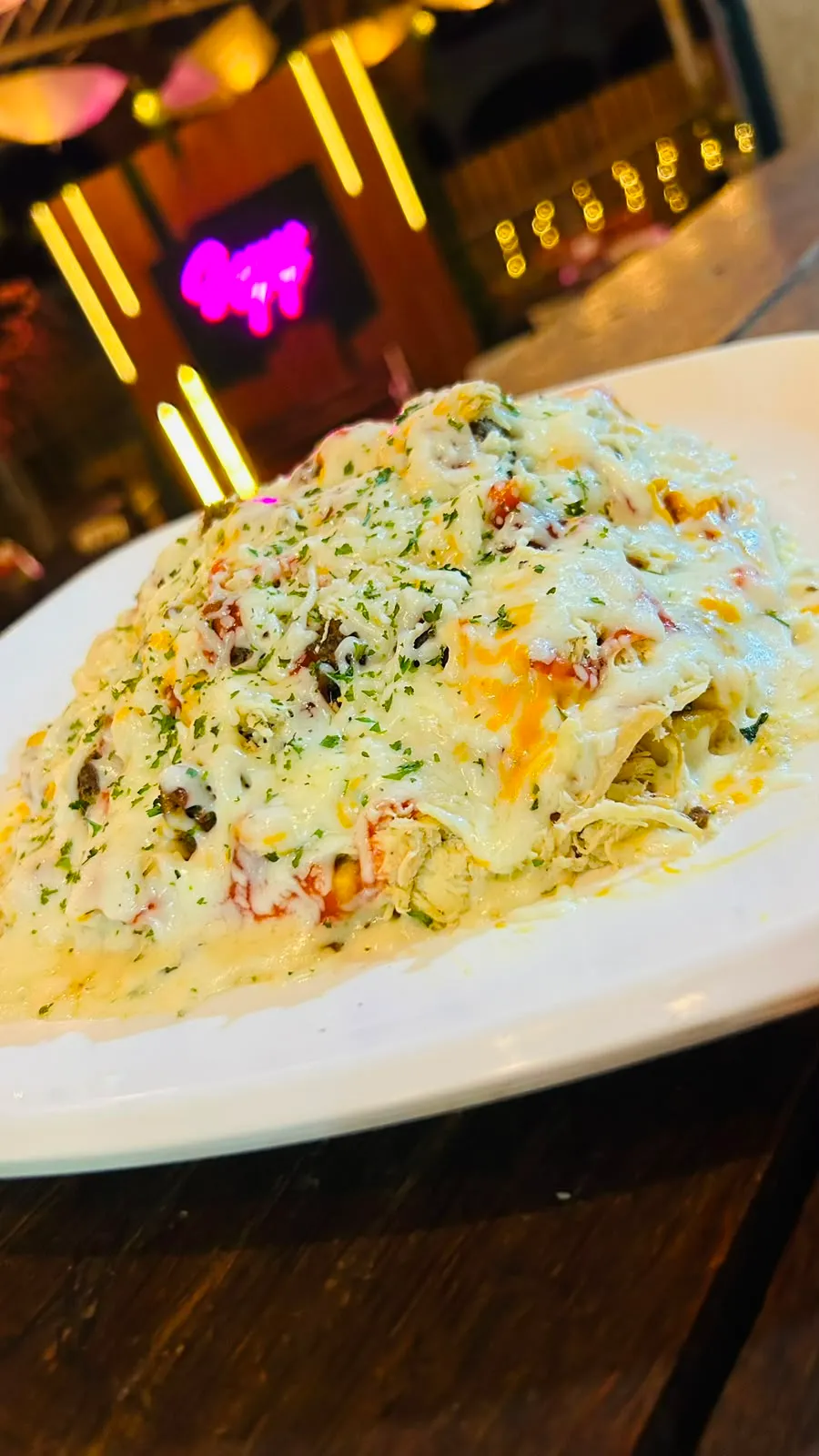 Gratinado cremoso de la casa, con quesos derretidos.