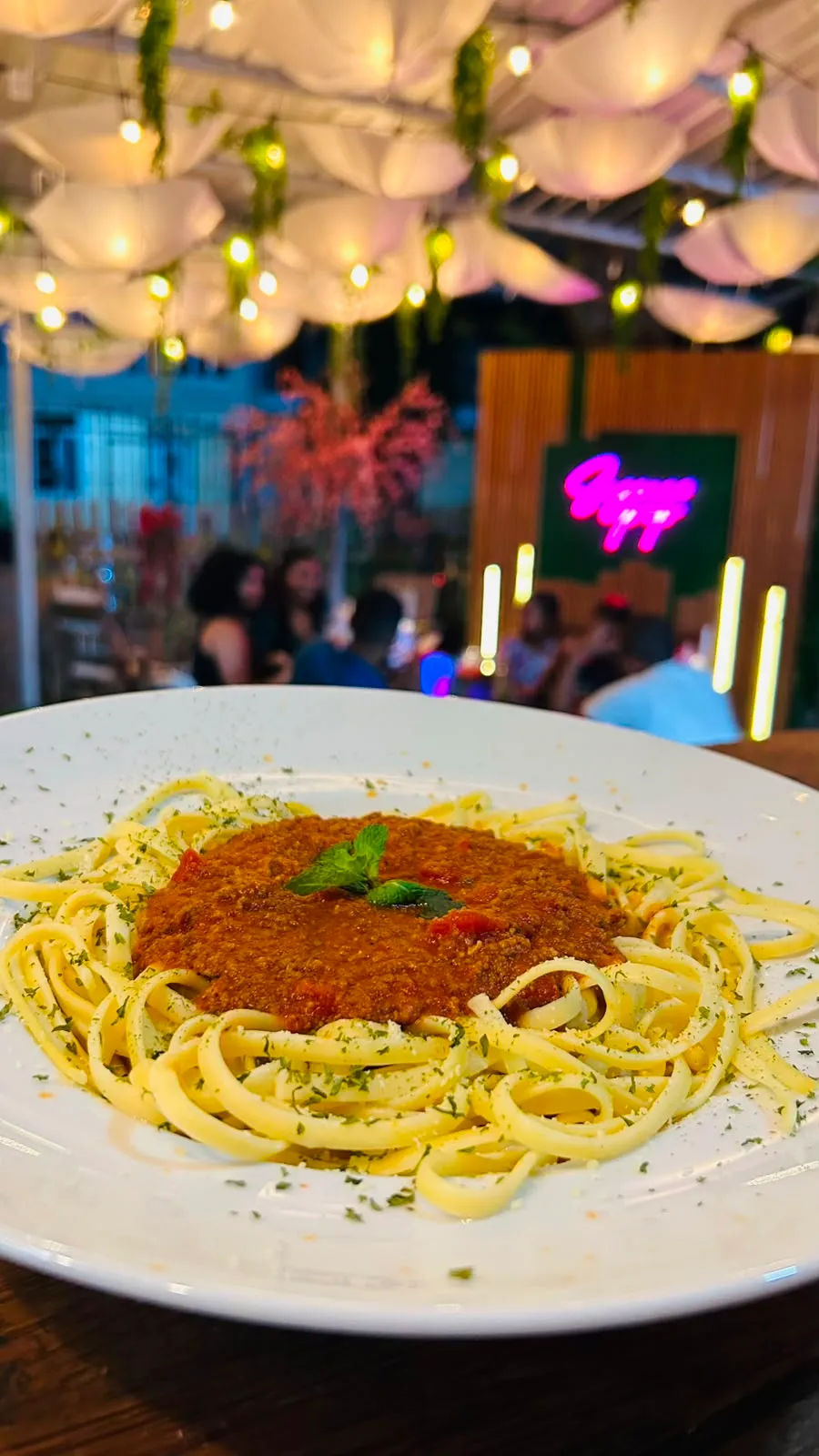 Pasta a la boloñesa con salsa de carne.