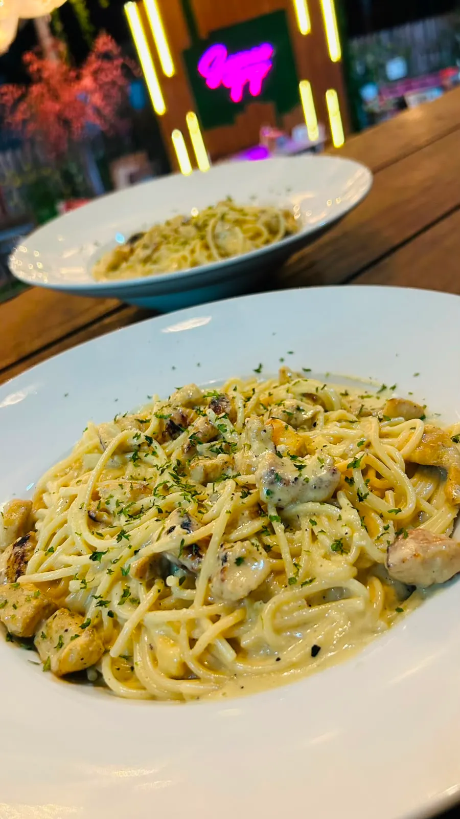 Pasta cremosa con pollo a la parrilla.